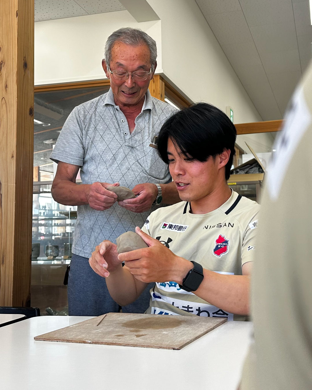 いわきFCトップチーム選手が浪江町伝統工芸品「大堀相馬焼陶芸体験」を実施